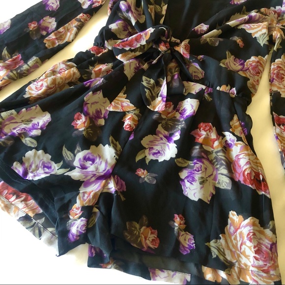 New! 🌸 Floral Romper 🌸 - Picture 5 of 5